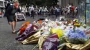 Seorang wanita bereaksi usai meletakkan bunga sebagai penghormatan bagi korban penyanderaan di Kafe Lindt, Sidney, Australia (16/12/2014). Tiga orang tewas dan empat terluka dalam penyanderaan yang terjadi selama lebih dari 16 jam. (REUTERS/Jason Reed)