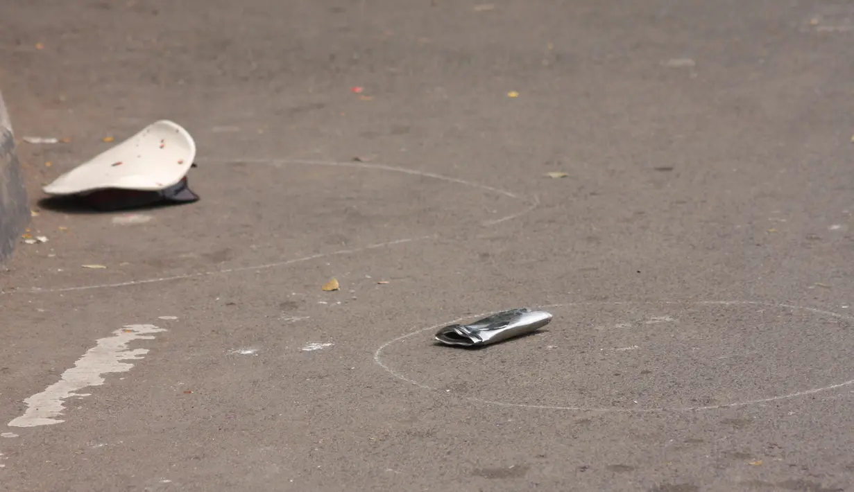 Sebuah topi polisi dan yang diduga bom pipa terlihat di TKP terjadinya teror di Cikokol, Tangerang, Banten, (20/10). Dalam aksi teror tersebut pelaku yang diduga simpatisan ISIS melakukan penusakan terhadap Kapolsek Tangerang. (Liputan6.com/Stringer)