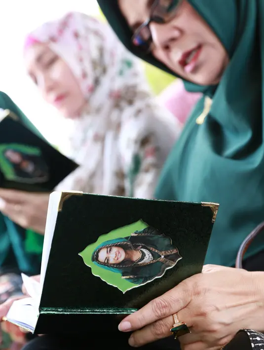 Nia Anggia, adik mendiang Jupe ini menceritakan suasana acara 100 harian meninggalnya Jupe ini. Menurut Nia, acara doa bersama ini berlangsung dengan khidmat dan lebih ramai daripada yang sebelumnya. (Nurwahyunan/Bintang.com)