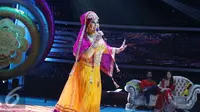 Elvy Sukaesih tampil membawakan lagu Boneka India di acara Pesta Bollywood Indosiar. Pesta Bollywood merupakan acara spesial menyambut bintang serial Ranveer dan Ishani, Shakti Arora dan Radhika Madan. (Helmi Affandi/Liputan6.com)