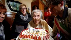 Nenek Emma Morano meniup lilin merayakan ulang tahun yang ke-117 di rumahnya di Verbania, Italia, (29/11). Nenek Emma Morano dianggap sebagai orang tertua di dunia yang lahir di tahun 1800-an. (REUTERS/Alessandro Garofalo)