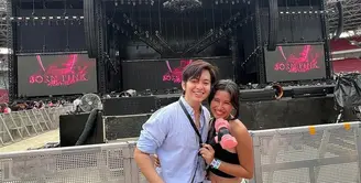 Angga dan Shenina menyaksikan konser BLACKPINK sejak hari pertama, Sabtu (11/3/2023). [Foto: Instagram/angga]