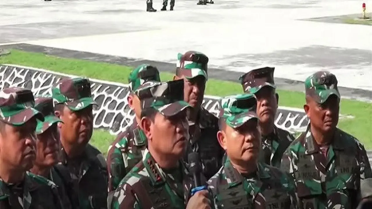 Panglima TNI, Laksamana Yudo Margono Bersama Pejabat Teras Mabes TNI Saat Memberikan Keterangan Pers di Base Off Lanudal Juanda Surabaya, Jawa Timur (sumber: YouTube Puspen TNI).
