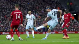 Pemain West Ham United Tomas Soucek menendang bola melewati pemain Liverpool Jordan Henderson (kiri) pada pertandingan sepak bola Liga Inggris di Stadion Anfield, Liverpool, Inggris, 5 Maret 2022. Liverpool menang 1-0. (AP Photo/Jon Super)