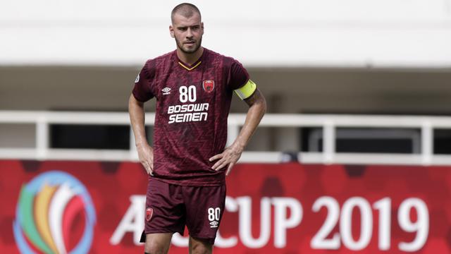 Gelandang PSM Makassar, Wiljan Pluim, mengamati rekannya saat melawan Lao Toyota FC pada laga Piala AFC 2019. (Bola.com/M. Iqbal Ichsan)