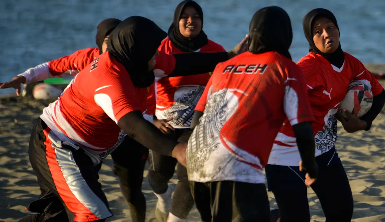 Sejumlah atlet nasional cabang olahraga Rugbi Indonesia mengikuti latihan di pesisir sebuah pantai di Banda Aceh, Aceh, Kamis (2/7/2020). Latihan ini dilakukan untuk persiapan PON Papua dan Sea Games 2021 di Vietnam. (Photo by CHAIDEER MAHYUDDIN / AFP)