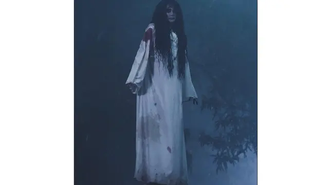 9 Potret Luna Maya di Balik Layar Film Suzzana: Malam Jumat Kliwon, Curi Perhatian