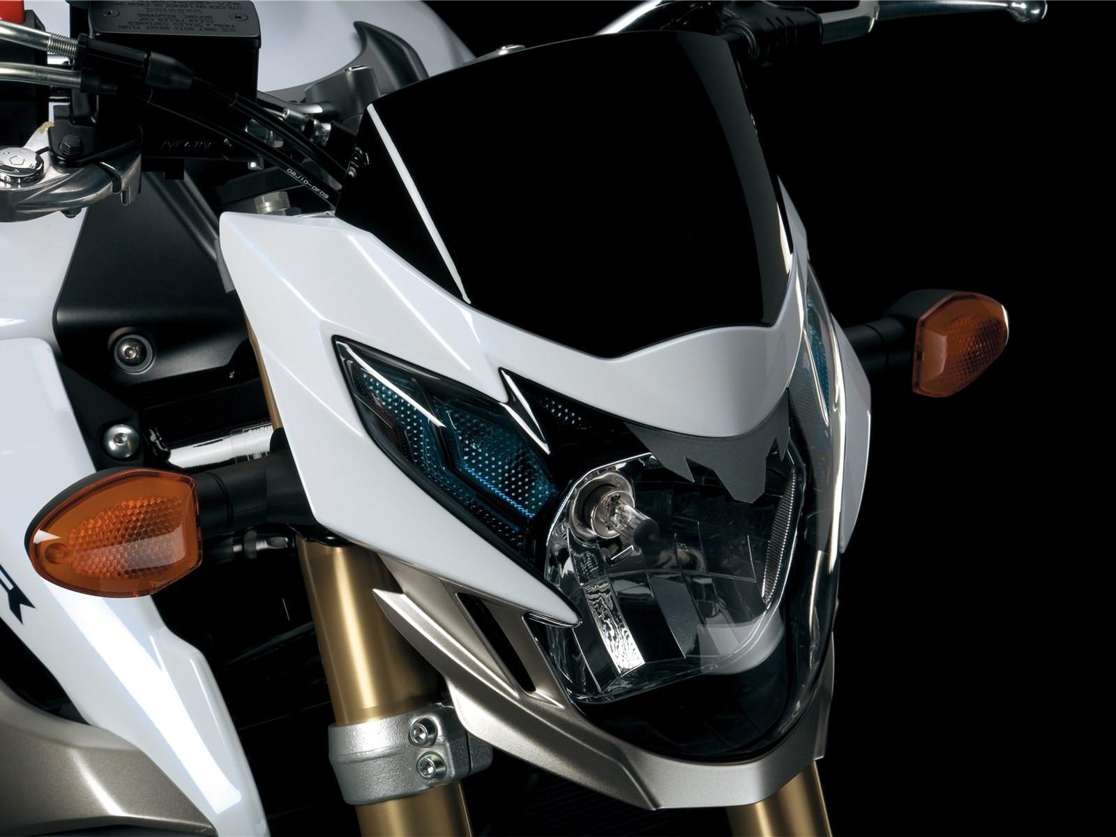 Suzuki GSR 750 2013 - Headlight
