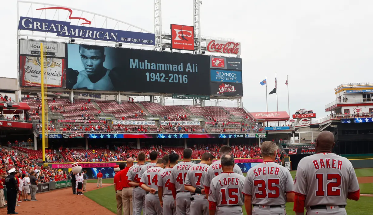 Tim The Washington Nationals berdiri di lapangan selama momen peringatan untuk kematian petinju legendaris, Muhammad Ali sebelum pertandingan melawan The Reds Cincinnati di Great American Ball Park, AS, Sabtu (4/6). (REUTERS/David Kohl-USA TODAY Sports)