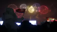 Warga menikmati pertunjukan Tahun Baru di Kim Il-sung Square, Pyongyang, Korea Utara, Sabtu (1/1/2022). Ratusan orang di Pyongyang berkumpul dengan mengenakan masker untuk menyaksikan pertunjukan kembang api menyambut Tahun Baru 2022. (AP Photo/Jon Chol Jin)