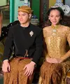 Alyssa Daguise Kenakan Kebaya Gold dan Sanggul Klasik Jawa. [@ahmaddhaniofficial]