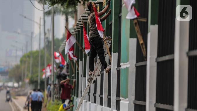 Pekerja melakukan pengecatan pagar di kompleks Parlemen Gedung DPR/MPR, Senayan, Jakarta., Rabu (16/10/2019). Jelang pelantikan presiden dan wakil presiden pada 20 Oktober, berbagai persiapan dilakukan Gedung DPR, salah satunya mempercantik pagar di depan pintu masuk. (Liputan6.com/Faizal Fanani)