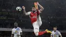 Olivier Giroud mencoba melepaskan tembakan salto ke arah gawang Sunderland pada lanjutan Premier League di Emirates Stadium, London, (16/5/2017). Arsenal menang 2-0. (AP/Matt Dunham)
