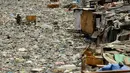 Pemulung mencari sampah plastik untuk di daur ulang di antara tumpukan sampah di aliran Sungai Estero de Vitas di Tondo, Filipina, (21/4). Peringatan Hari Bumi pada 22 April menjadi gerakan global dalam menyerukan perlindungan lingkungan. (Noel CELIS/AFP)