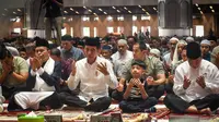 Presiden Joko Widodo atau Jokowi bersama cucu pertamanya, Jan Ethes Srinarendra, melaksanakan salat Jumat berjemaah di Masjid Istiqlal, Jakarta, Jumat (23/6/2023).