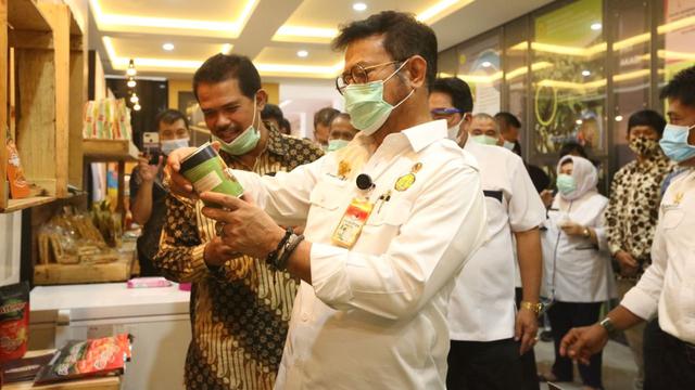 Menteri Pertanian Syahrul Yasin Limpo meninjau pameran berbagai olahan pangan lokal dalam acara peresmian gedung Lappo'ase Direktorat Perlindungan Tanaman Pangan di Pasar Minggu Jakarta, Rabu, (30/12/202020). (Dok Kementan)