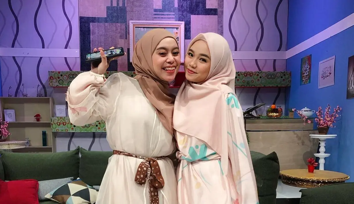 Kompak tampil dengan berhijab bareng Lesty Kejora, Aulia tampil cantik dengan gamis berwarna merah muda serta hijab dengan warna senada.(Liputan6.com/IG/@da4_aulia)