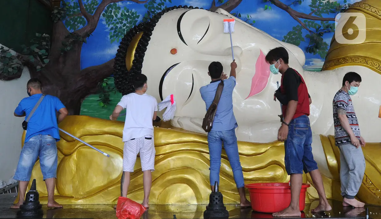 Umat membersihkan patung Buddha tidur raksasa di Vihara Buddha Dharma dan 8 Posat, Bogor, Jawa Barat, Minggu (7/2/2021). Patung buddha tidur raksasa sepanjang 18 meter dan tinggi 5 meter tersebut dibersihkan setiap tahun menjelang Tahun Baru Imlek. (merdeka.com/Arie Basuki)