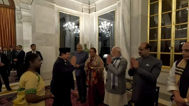 Presiden Republik Indonesia (RI) Prabowo Subianto menghadiri undangan jamuan makan malam di kediaman Presiden India Droupadi Murmu, di Rashtrapati Bhavan di New Delhi, India.