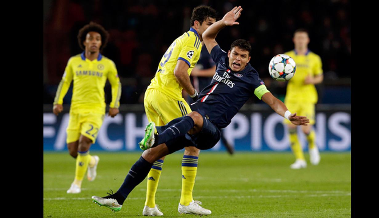 Bek PSG, Diego Silva Berduel dengan penyerang Chelsea Diego Costa saat putaran 16 besar Liga Champions di Stadion Parc des Princes , Paris (17/2/2015). PSG bermain imbang dengan Chelsea (1-1).  (REUTERS/Philippe Wojazer)