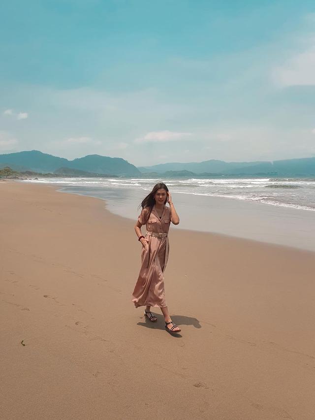 7 Gaya Rebecca Tamara saat Liburan di Alam, Jadi Inspirasi