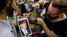 Tukang cukur rambut, Muhannad Khaled Omar membuat lukisan bergambar Donald Trump dikepala pelanggannya di Burj al-Barajneh, Lebanon (14/7). Omar adalah penata rambut yang terkenal membuat lukisan di kepala pelanggannya.  (AP Photo / Bilal Hussein)