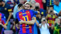 Lionel Messi dan Neymar merayakan gol Barcelona ke gawang Deportivo La Coruna pada laga La Liga di Camp Nou, Sabtu (15/10/2016). (AFP/Lluis Gene)