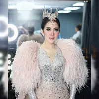 Bukan Syahrini namanya jika tidak bisa menciptakan sesuatu yang unik dan menarik. Dari bulu mata antai badai sampai maju mundur cantik sudah menjadi ciri khasnya. (Foto: instagram.com/princessyahrini)