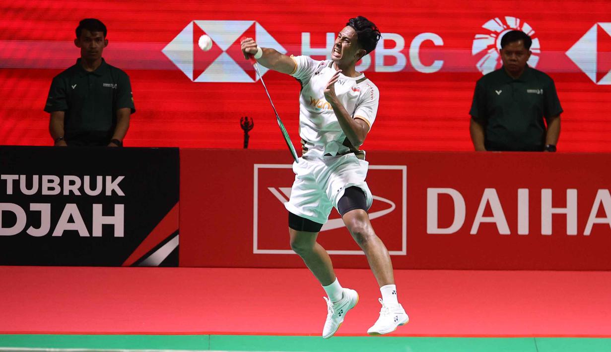 Sebagai informasi, Alwi Farhan menjadi satu-satunya wakil tunggal putra Indonesia yang tersisa setelah pemain lainnya, seperti Anthony Sinisuka Ginting terpaksa mundur karena cedera di awal turnamen. Tampak dalam foto, pebulu tangkis tunggal putra Indonesia, Alwi Farhan saat bertanding melawan wakil Taiwan, Chi Yu Jen pada babak semifinal Indonesia Masters 2026 di Istora Gelora Bung Karno, Senayan, Jakarta, Sabtu (24/1/2026). (Bola.com/M Iqbal Ichsan)