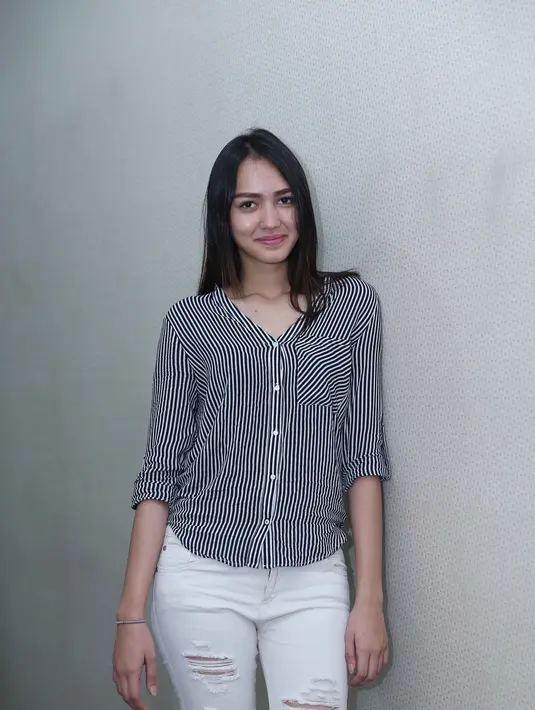 Meski senang dengan pencapaiannya di dunia layar lebar, wanita cantik ini juga sempat merasa stres lantaran harus mengubah karakter dalam waktu berdekatan. Terlebih karirnya di dunia akting masih terbilang baru. (Nurwahyunan/Bintang.com)
