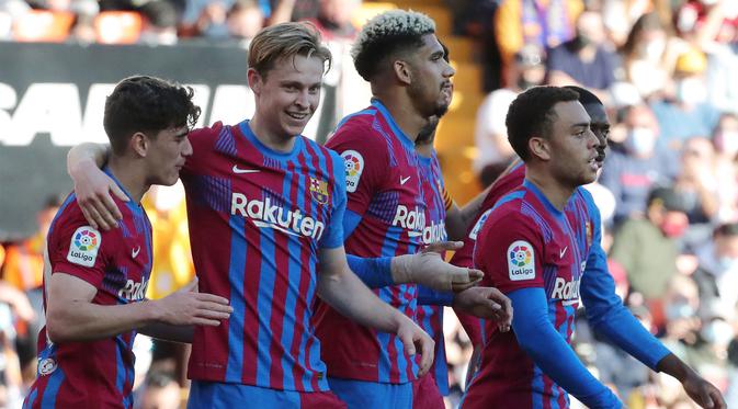 Barcelona berhasil menggandakan keunggulan pada menit ke-32. Gol kedua yang membuat kedudukan menjadi 2-0 dicetak oleh Frenkie de Jong (kedua dari kiri) melalui sebuah sontekan usai menerima umpan matang Ousmane Dembele. (AFP/Jose Jordan)