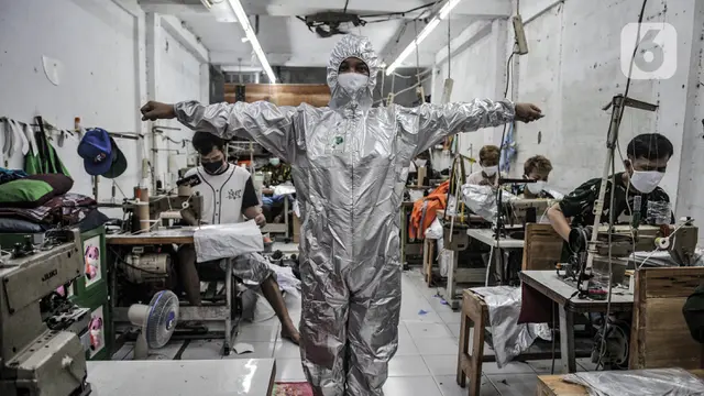 FOTO: Kasus COVID-19 Terus Meningkat, Permintaan Baju Hazmat Masih Tinggi