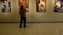 Seorang pengunjung memperhatikan lukisan karya RB Ali di Galeri Cipta 3, TIM, Jakarta, (6/10/14). (Liputan6.com/Faizal Fanani) 