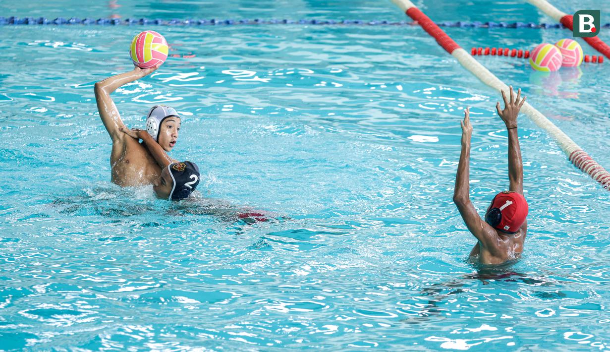 Pemain Pari Sakti, Caesar Kirano berusaha mencetak gol ke gawang Tirta Kencana 78 saat laga polo air Indonesia Open Aquatic Championships 2025 di Stadion Akuatik Gelora Bung Karno, Senayan, Jakarta, Rabu (12/11/2025). (Bola.com/Bagaskara Lazuardi)