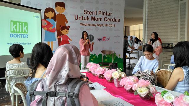 Babyologist dan Spectra mengadakan diskusi pentingnya menjaga peralatan makan dan minum bayi selalu steril di Kebayoran, Jakarta Selatan. (Foto: Benedikta Desideria)