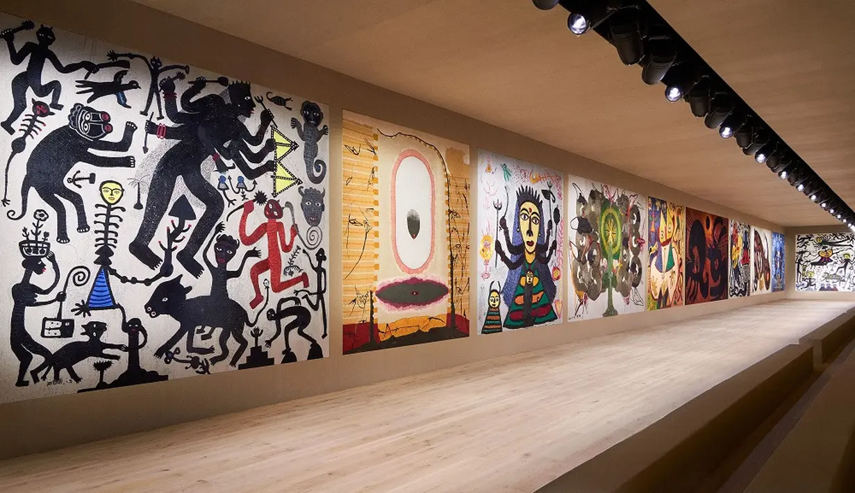 Lukisan berisi pemandangan kehidupan pedesaan yang ramai dengan menggabungkan cerita rakyat dan kenangan masa kecil ini menjadi latar belakang yang kontras untuk koleksi haute couture Dior Spring Summer 2022 rancangan Maria Grazia Chiuri.  (Dior)