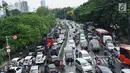 <p>Kendaraan terjebak kemacetan saat melintas di sekitar TPU Karet Bivak, Jakarta, Sabtu (4/5). Ramainya warga yang berziarah jelang Ramadan menimbulkan kemacetan di kawasan tersebut akibat banyak parkir liar serta warga yang berlalu lalang. (Liputan6.com/Immanuel Antonius)</p>