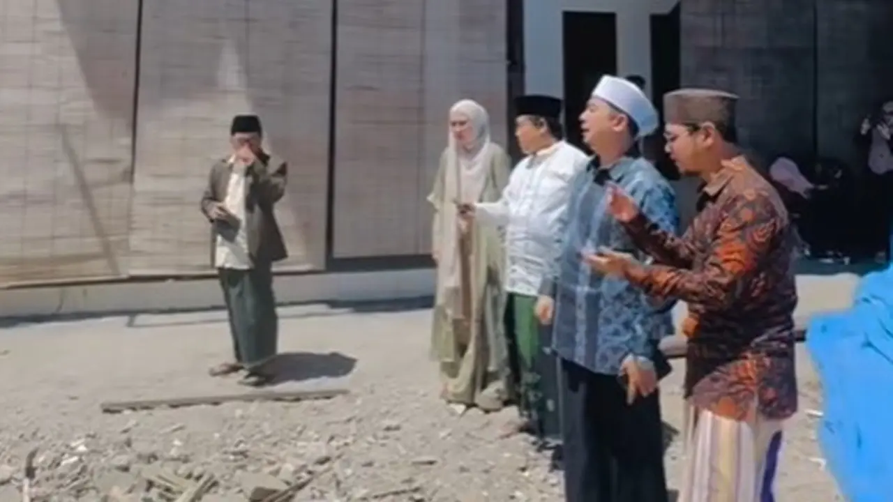 6 Potret April Jasmine dan Ustaz Solmed Kunjungi Ponpes Al Khoziny Pasca Ambruk