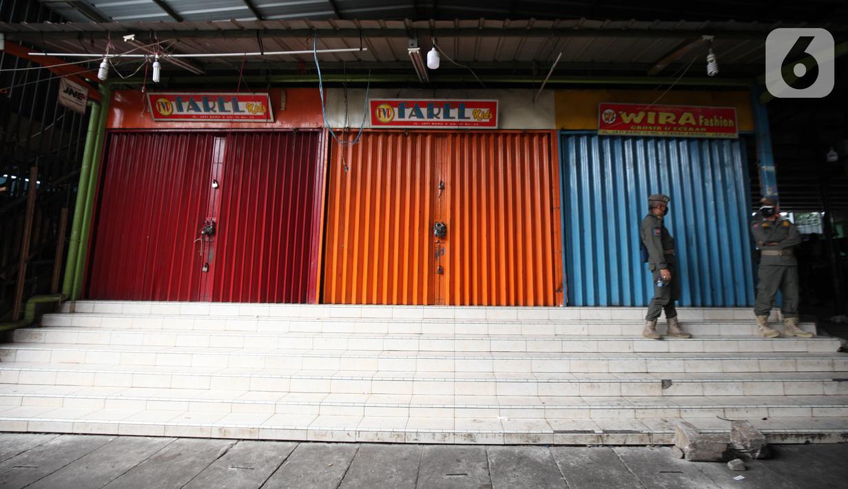 Petugas Satpop PP berjaga di kawasan Pasar Tanah Abang, Jakarta, Rabu (7/7/2021). Satpol PP melakukan penjagaan di seluruh Pasar Tanah Abang mengantisipasi pedagang yang membandel tetap berjualan saat diberlakukannya PPKM Darurat. (Liputan6.com/Angga Yuniar)