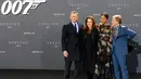 Aktor Daniel Craig (kiri) berpose bersama Produser Barbara Broccoli (kedua kiri) dan artis lainnya saat hadiri premiere film James Bond 007 "Spectre" di Jerman, (28/10/2015). Film ini akan dirilis pada tanggal 6 November 2015. (REUTERS/Fabrizio Bensch)