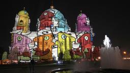 Katedral Berlin diterangi pada malam pembukaan resmi Festival Cahaya di Berlin, Jerman, Kamis (2/9/2021). Festival Cahaya ini berlangsung dari 3 - 12 September 2021. (AP Photo/Michael Sohn)