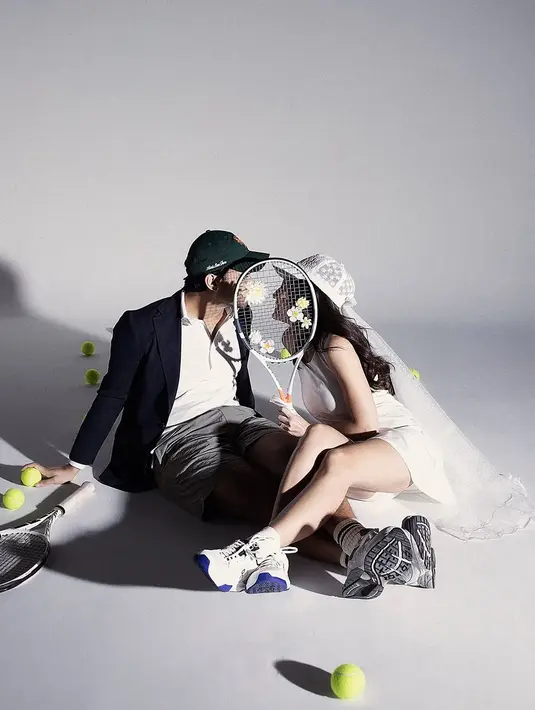 Mirzan Meer bergaya semi formal padukan polo shirt dengan celana pendek dan casual blazer. Penampilannya ditutup dengan sneakers berwarna gelap [@pevpearce]