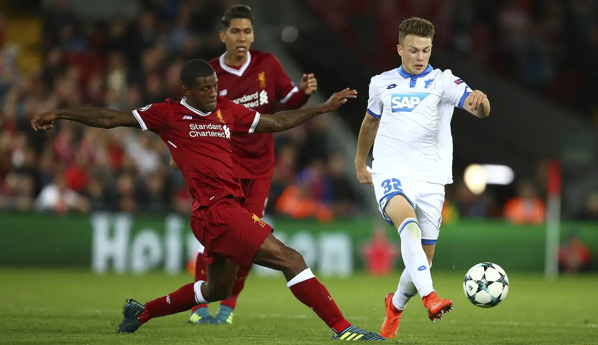 Gelandang Liverpool, Georginio Wijnaldum, berusaha merebut bola dari gelandang Hoffenheim, Dennis Geiger, pada laga playoff Liga Champions, di Stadion Anfield, Kamis (24/8/2017). Liverpool menang 4-2 atas Hoffenheim. (AP/Dave Thompson)
