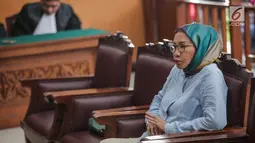 Terdakwa kasus dugaan penyebaran berita bohong atau hoaks Ratna Sarumpaet menjalani sidang dengan agenda pembacaan tuntutan oleh Jaksa Penuntut Umum di PN Jakarta Selatan, Selasa (28/5/2019). Ratna dituntut 6 tahun penjara di kasus penyebaran berita bohong atau hoaks. (Liputan6.com/Faizal Fanani)