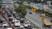 Sejumlah kendaraan melintasi tol dalam kota di kawasan Semanggi, Jakarta, Rabu (13/2). PT Jasa Marga Tbk (persero), mengumumkan akan melakukan penyesuaian tarif untuk 15 ruas jalan tol tahun 2019. (Liputan6.com/Faizal Fanani)