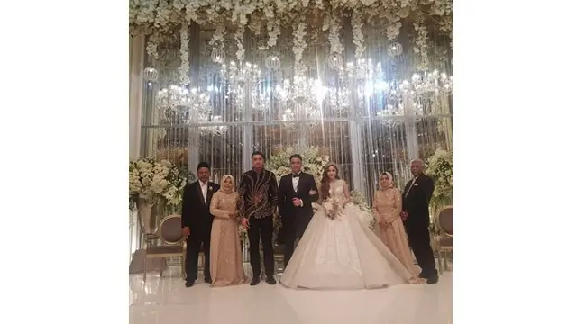 Resepsi pernikahan Guntur dan Apristiyah ini dihadiri oleh keluarga serta kerabat terdekatnya.