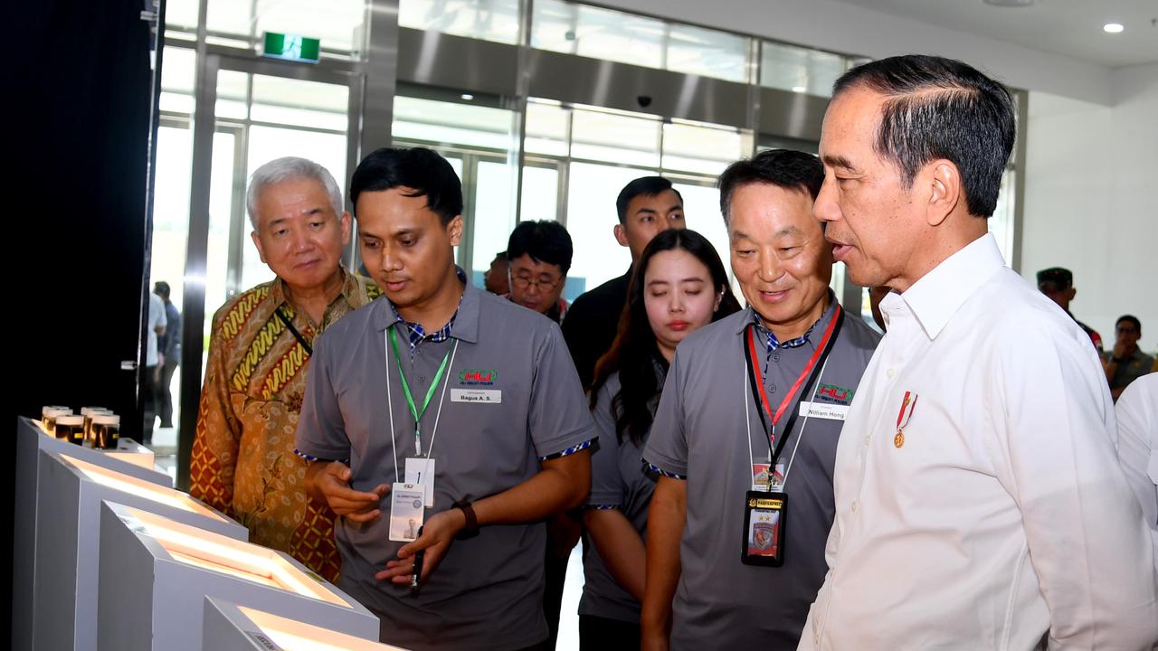 Presiden Jokowi meninjau langsung pabrik baterai mobil listrik PT Hyundai LG Industry Green Power di Kabupaten Karawang, Provinsi Jawa Barat, Kamis (14/9/2023).