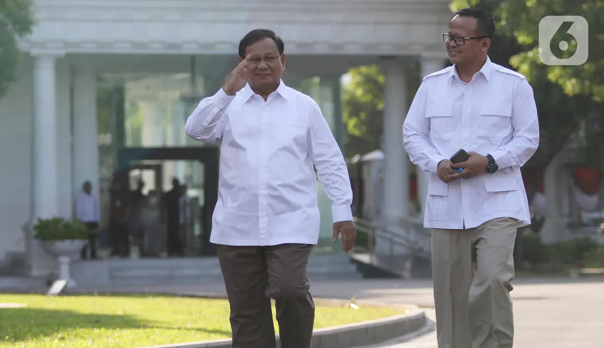 Ketua Umum Partai Gerindra Prabowo Subianto (kiri) didampingi Wakil Ketua Umum Partai Gerindra, Edhy Prabowo berjalan memasuki kompleks Istana Kepresidenan, Jakarta, Senin (21/10/2019).  Kedatangan Prabowo ke Istana memenuhi undangan dari Presiden Jokowi. (Liputan6.com/Angga Yuniar)