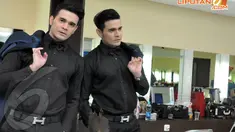 Pria tampan yang menggunakan kemeja hitam ini adalah seorang penyanyi lagu pop minang dan dangdut Indonesia (Liputan6.com/Panji Diksana)
