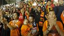 Seorang The Jakmania membawa anakanya saat menyaksikan laga terakhir Persija di Liga 1 di Stadion Patriot, Bekasi, Minggu (12/11/2017). Persija menang 2-1 atas Bhayangkara FC. (Bola.com/ M Iqbal Ichsan)